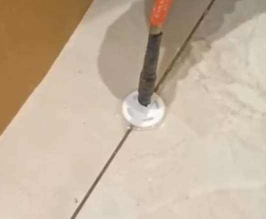 小店瓷砖空鼓维修公司专业解答瓷砖在铺贴过程中，如果没有涂抹均匀到位的粘结材料（如水泥砂浆或瓷砖胶），可能会导致以下问题