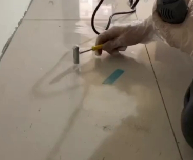 小店瓷砖开裂维修公司专业分享瓷砖在铺贴前如果没有沥干水分，将会导致以下问题